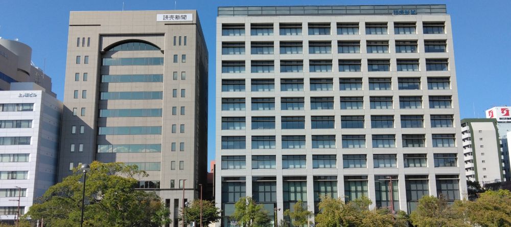 (右)読売新聞西部本社